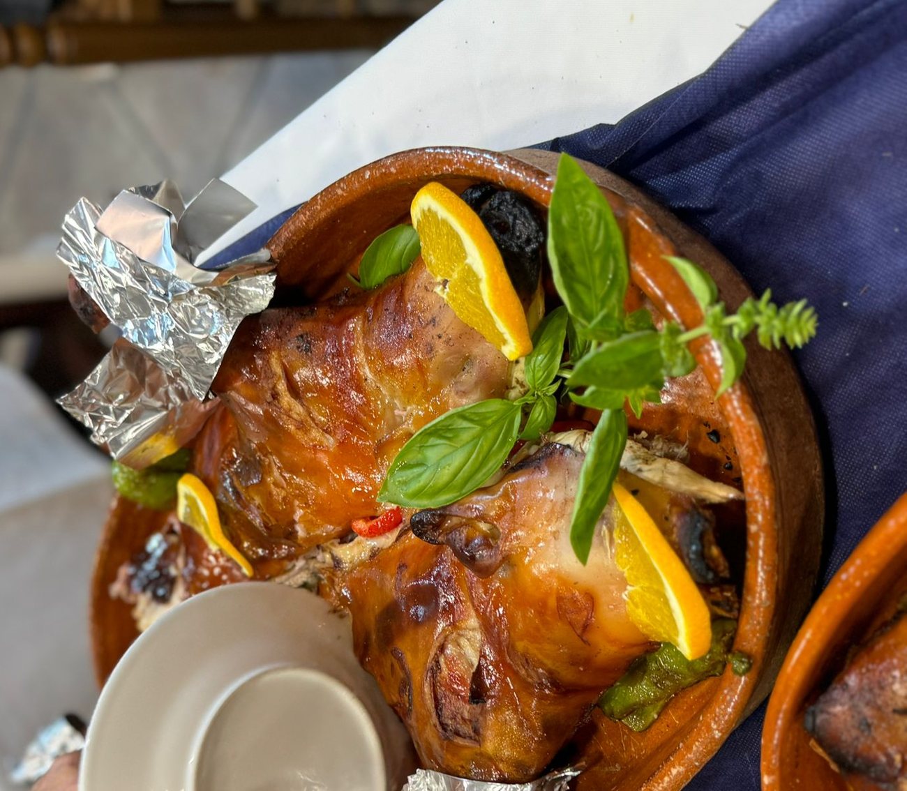 Cochinillo Segoviano al horno en cazuela de barro, La Vaquería