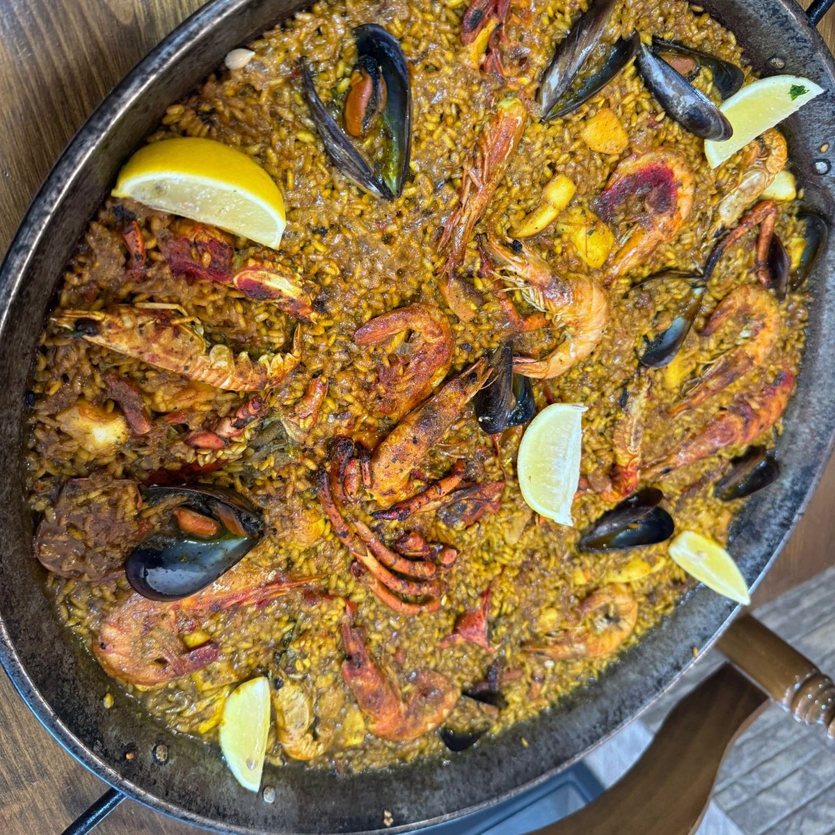 Paella de arroz de marisco con gambas, mejillones y cigalas para un grupo en La Vaquer&iacute;a