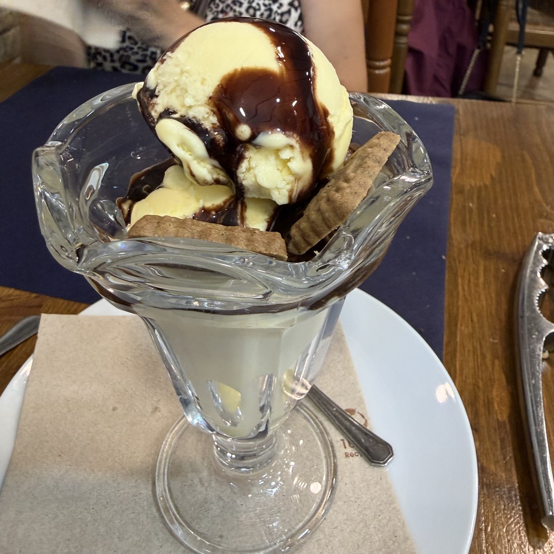 Copa de helado con sirope de chocolate y barquillos, postre de La Vaquería