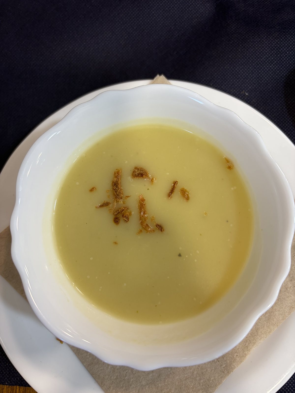 Crema de verduras con cebolla crujiente del men&uacute; del d&iacute;a de La Vaquer&iacute;a