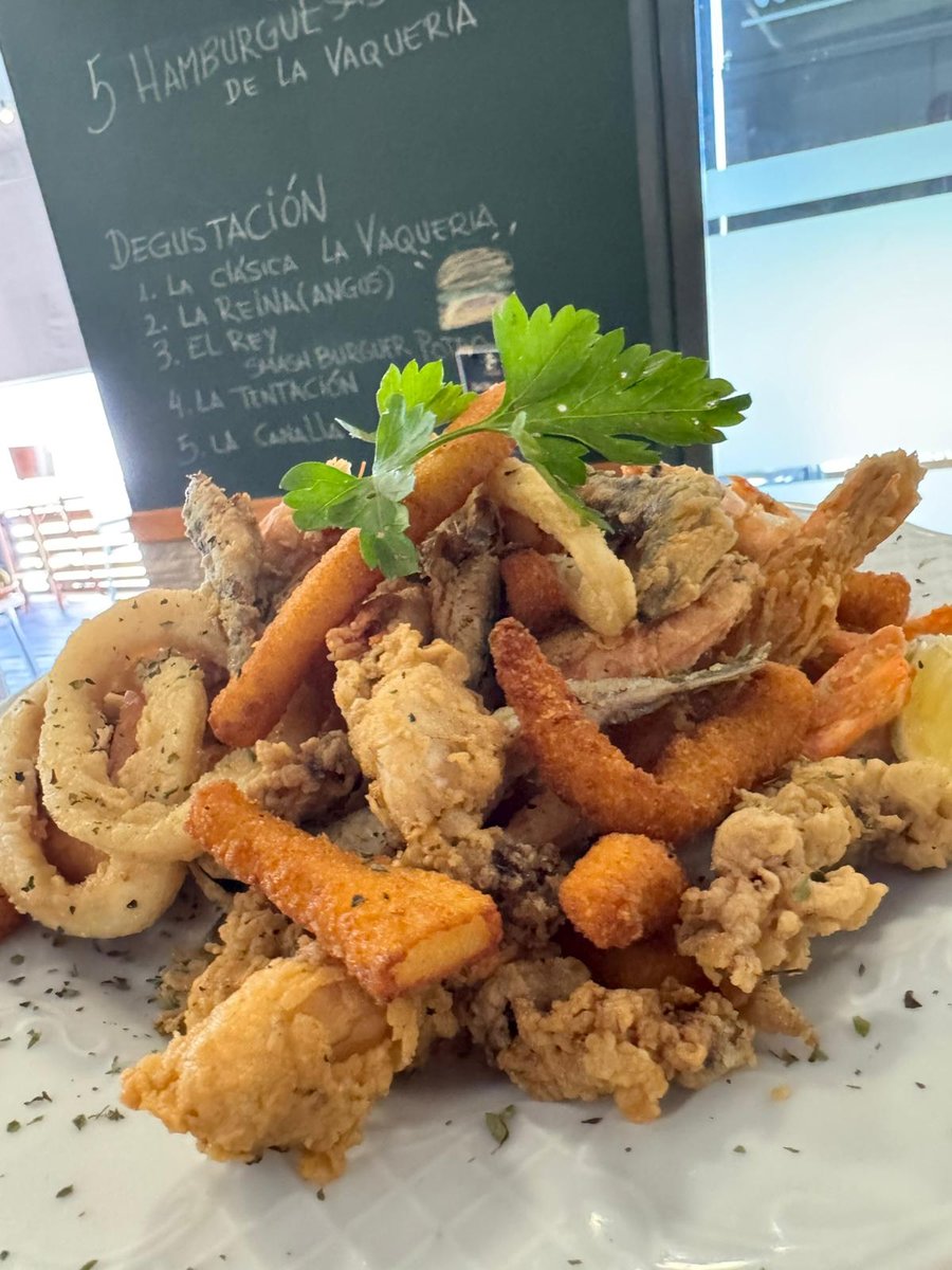 Fritura de la casa junto a la pizarra del menú degustación de La Vaquería