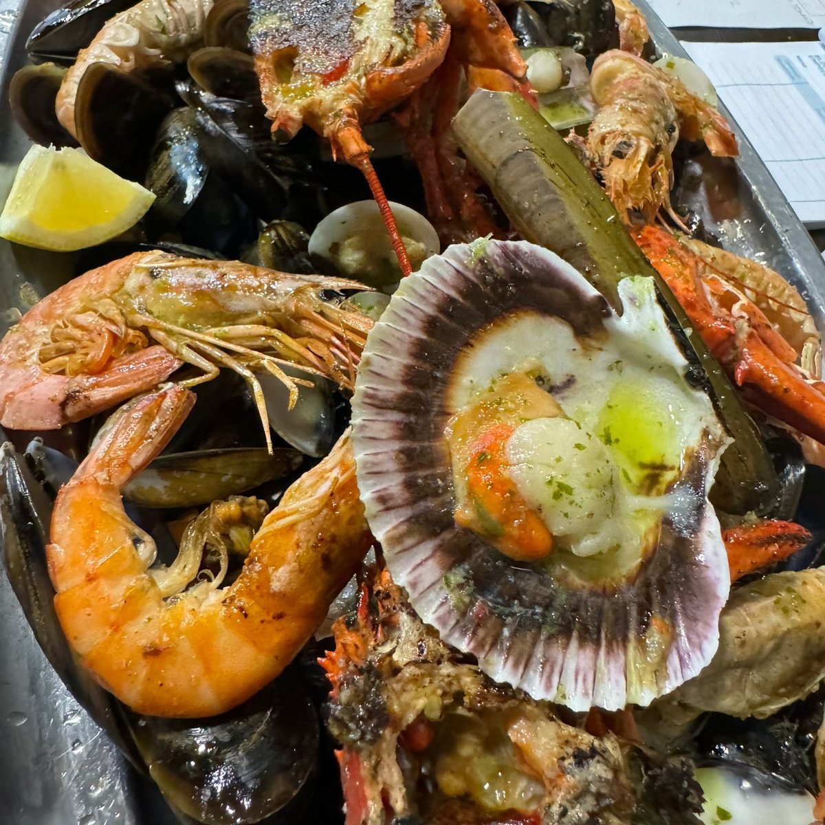 Mariscada con gamba roja, vieira, mejill&oacute;n y cigala en La Vaquer&iacute;a, Vilanova del Vall&egrave;s