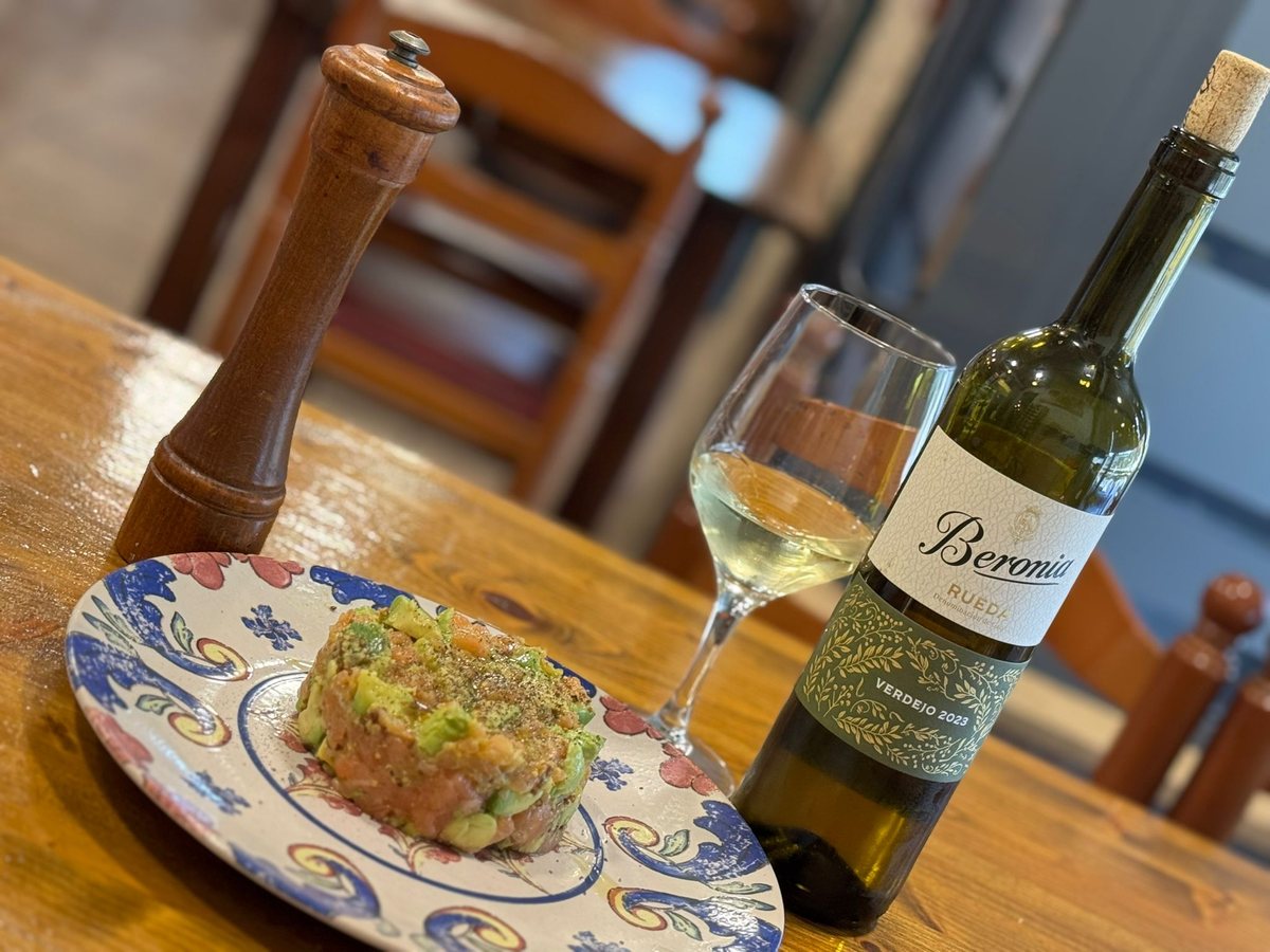 Tartar con vino blanco Verdejo en La Vaquería