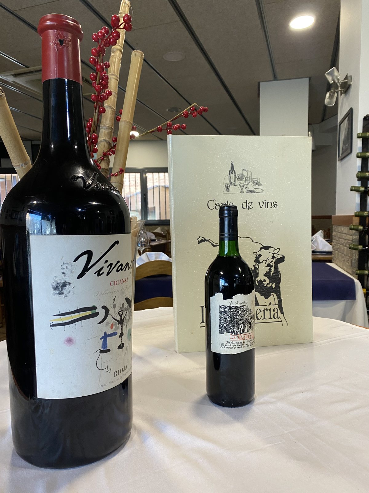 Vino propio de La Vaquería, Vi Penedès, junto a la carta de vinos de la casa